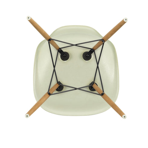 Cadeira Eames em Fibra de Vidro DSW / Base Freixo